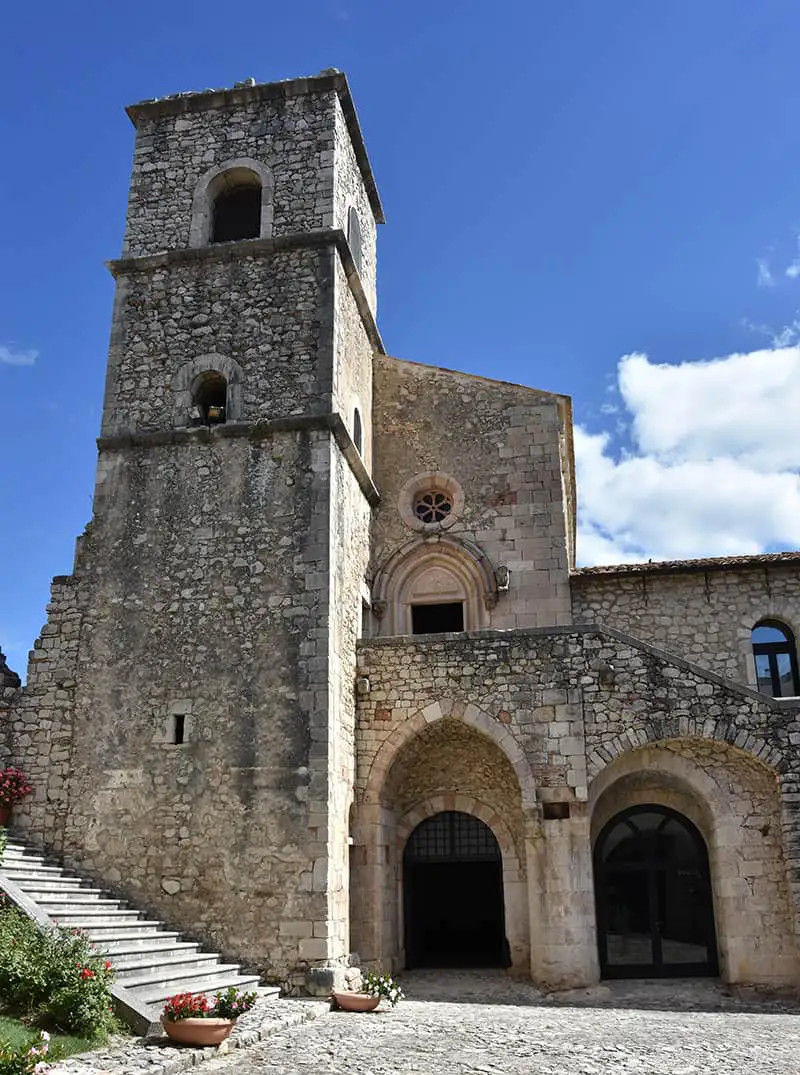  facciata dell'abbazia del goleto