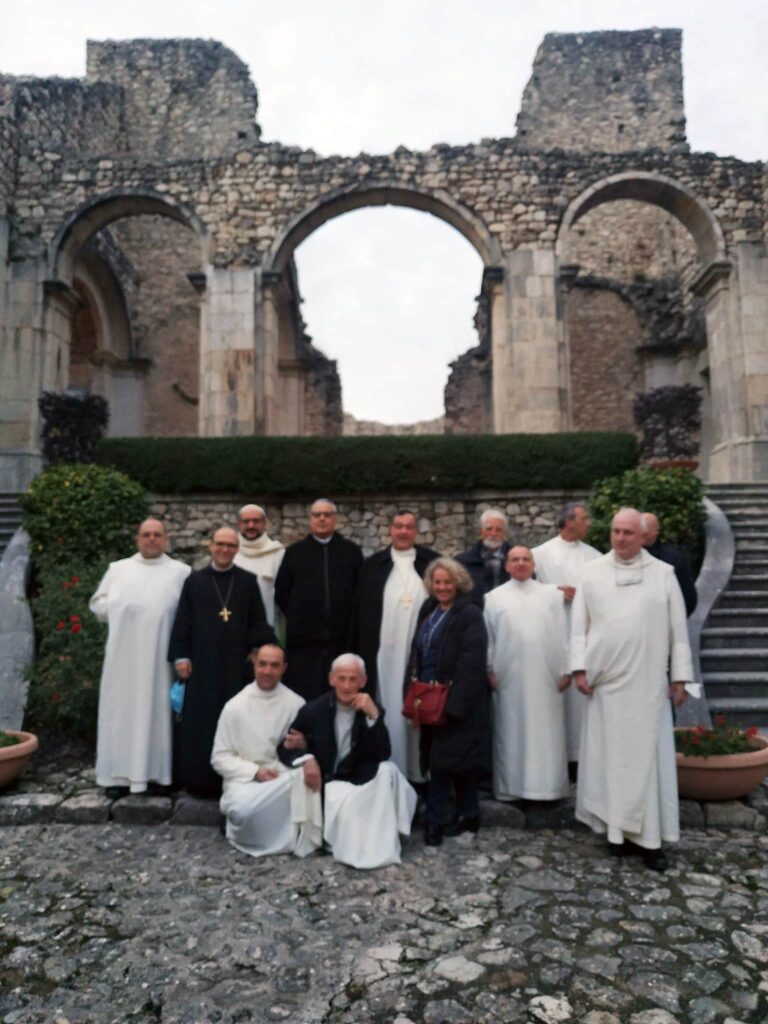 Abbés visitant le Goleto